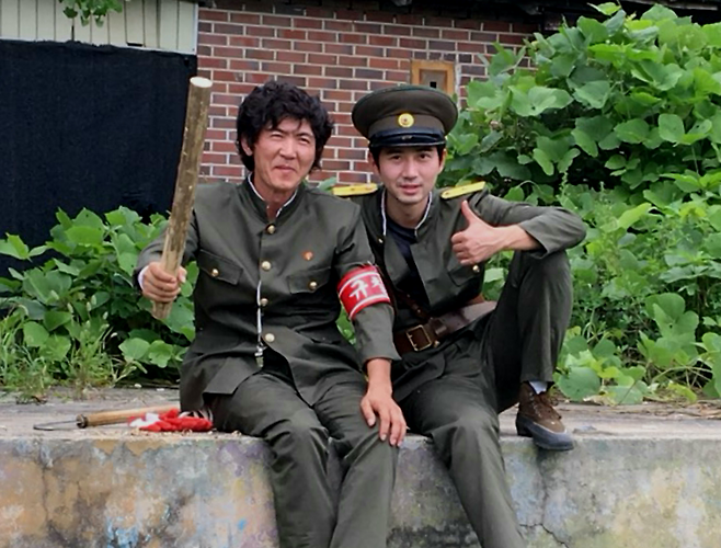 2017년 단편 독립영화를 제작할 때 북한 규찰대 역을 맡은 오진하 씨(왼쪽)와 보안원 복장을 한 배우.