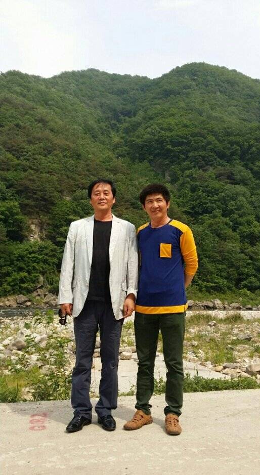 2017년 암 진단을 받은 김성민 자유북한방송 대표(왼쪽)와 함께 강원도를 찾은 오진하 씨. 두 사람은 북한군 4군단에서 같이 복무한 인연이 있다. 김 대표는 7년 간의 암 투병 끝에  지난달 12일 사망했다.