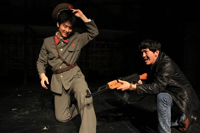 2012년 서울 대학로에서 연극을 하던 오진하 씨(오른쪽). 배우들에게 북한군의 억양과 자세 등을 가르치고 있다.