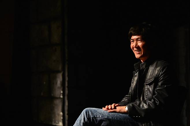 2012년 뮤지컬 감독으로 데뷔한 직후 기자들과 인터뷰를 하고 있는 오진하 씨.