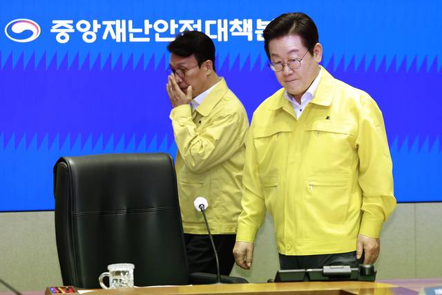 이재명 대통령이 지난 9월 28일 정부서울청사 중앙재난상황실에서 열린 국가정보자원관리원 화재 관련 중앙재난안전대책본부 회의에 입장하고 있다. 왼쪽은 김민석 국무총리.<대통령실통신사진기자단·연합뉴스>