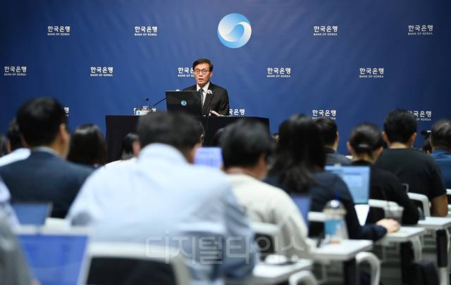 이창용 한국은행 총재가 서울 중구 한국은행에서 열린 금융통화위원회를 마치고 기자간담회를 하고 있다. [사진공동취재단]