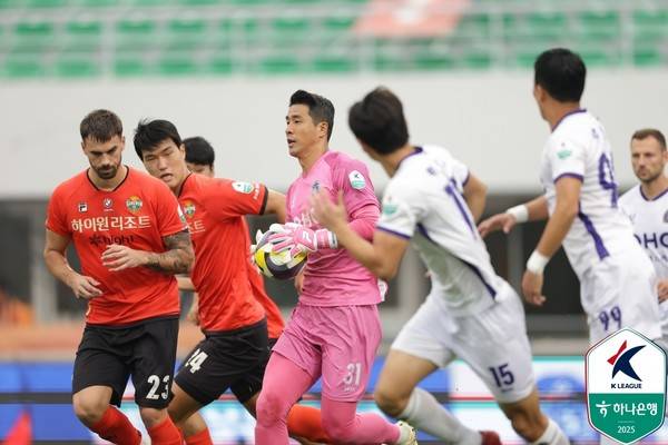 김다솔(가운데, FC안양). 한국프로축구연맹 제공