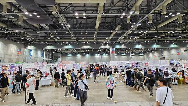 드넓은 무대 가득 크리에이터 마켓이 꾸며졌다
