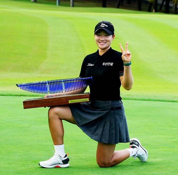 2025년 한국여자프로골프(KLPGA) 투어 '변형 스테이블포드 방식'의 동부건설·한국토지신탁 챔피언십 우승을 차지한 김민솔 프로가 우승 기념 촬영하는 모습이다. 사진제공=KLPGA (사진을 무단으로 사용하지 마십시오.)