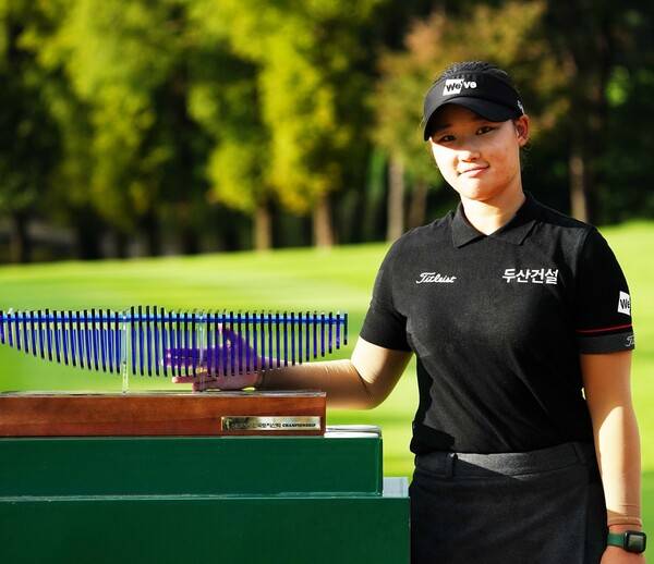 2025년 한국여자프로골프(KLPGA) 투어 '변형 스테이블포드 방식'의 동부건설·한국토지신탁 챔피언십 우승을 차지한 김민솔 프로가 우승 기념 촬영하는 모습이다. 사진제공=KLPGA (사진을 무단으로 사용하지 마십시오.)