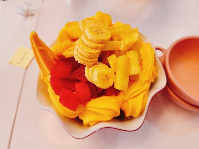 필리핀 보홀의 맛집 할로망고에서 주문한 빙수. 필리핀은 다양한 과일이 맛있지만 특히 망고는 절대 실패하는 법이 없다.