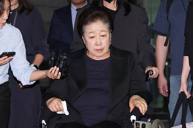 윤석열 정권과 통일교가 연관된 정교유착 국정농단 의혹을 받는 한학자 통일교 총재가 2025년 9월22일 서울중앙지법에서 구속 전 피의자심문(영장실질심사)을 마친 뒤 대기 장소인 서울구치소로 향하고 있다. 공동취재사진