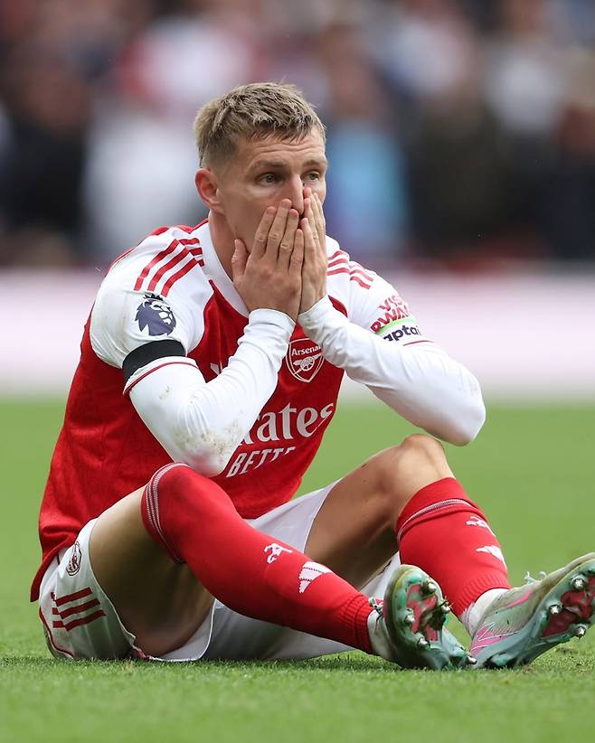 4일 에미레이츠 스타디움에서 열린 웨스트햄과의 2025~26 EPL 7라운드 중 무릎 부상으로 교체된 아스널 외데고르. 그는 EPL 3경기 연속 전반전 교체 아웃이라는 불명예 기록을 세웠다. 사진=TNT스포츠 SNS