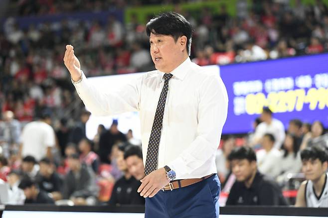 5일 잠실학생체육관에서 열린 SK와 KT의 2025~26 LG전자 프로농구 정규리그 경기. 문경은 KT 감독이 작전을 지시하고 있다. 사진=KBL