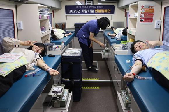 종근당홀딩스 직원들이 자발적으로 헌혈하는 모습. [사진=종근당홀딩스 제공]