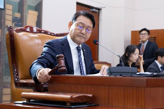 김교흥 국회 문화체육관광위원장은 차기 유력 인천시장 후보로 꼽힌다. 인천 지역 민주당 의원은 ″김 위원장이 인천시장을 목표로 바닥 민심을 잘 다져왔다″고 평가했다. 뉴스 1