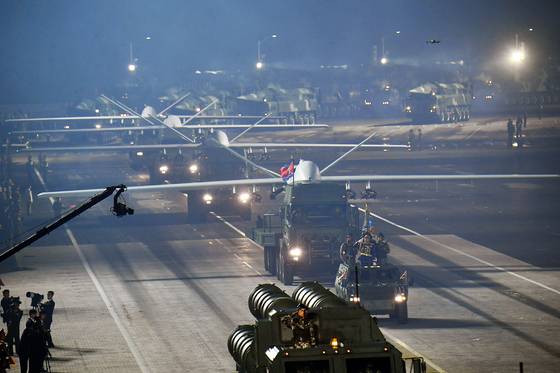 북한이 '전승절'(한국전쟁 정전협정 체결일) 70주년인 2023년 7월 27일 평양 김일성광장에서 열린 열병식에서 무인기를 선보이는 모습. 노동신문, 뉴스1