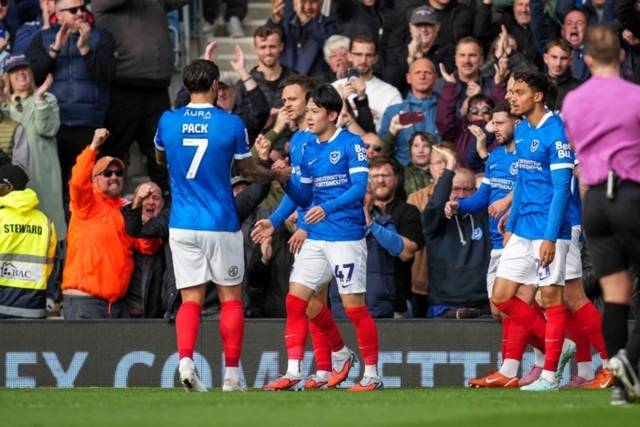 ▲ 포츠머스 FC 양민혁이 지난 4일(현지 시간) 잉글랜드 포츠머스 프래턴 파크에서 열린 미들즈브러 FC와 2025-2026 EFL 챔피언십 9라운드 맞대결에서 선제골 겸 결승골을 터트린 뒤 동료들의 축하를 받고 있다. 포츠머스 FC 홈페이지 캡처