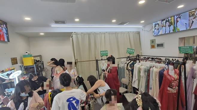 붐비는 왕홍 체험 매장 사진/출처=네이버 블로그 'view사원's 일상'