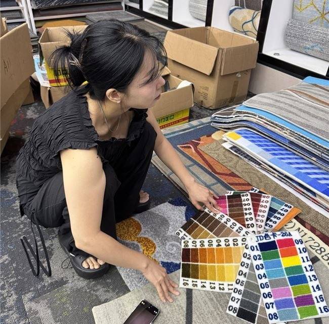 무인모텔 인테리어 공정 중 하 씨가 바닥 톤을 조율하고 있는 모습.