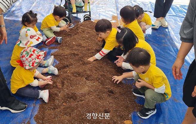 지난달 26일 서울 서대문구 가재울어린이공원에서 ‘어린이 농경문화체험’이 진행되고 있다. 강한들 기자