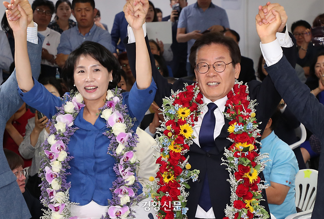 이재명 당시 더불어민주당 경기지사 후보가 2018년 6월13일 당선이 확실해지자 경기 수원 선거사무소에서 손을 들어 인사하고 있다. 경향신문 자료사진