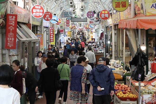 Ahead of a long Chuseok holiday, people are shopping grocery at a traditional market in Seoul on Oct. 2. (Yonhap)