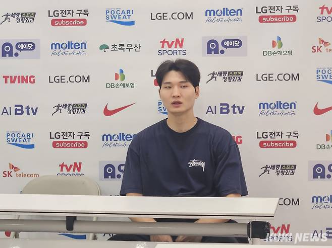 안영준이 5일 잠실학생체육관에서 열린 KT 소닉붐과의 2025-2026 LG전자 프로농구 정규시즌 홈 개막전이 끝난 뒤 취재진과 기자회견을 하고 있다. 송한석 기자