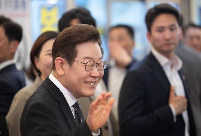 지난 9월 이재명 대통령이 인천 용현시장을 방문한 모습. 대통령실 제공