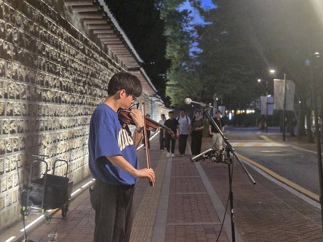 지난 3일 서울 중구 덕수궁 돌담길에서 김성은(27)씨가 바이올린으로 버스킹 공연을 펼치고 있다.