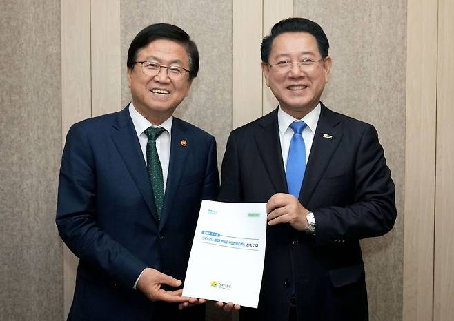 김영록 전라남도지사가 1일 세종에서 최교진 교육부 장관과 면담을 갖고 전라남도 통합대학교 국립의대 신속 신설 등 전남도 핵심사업 해결을 위한 건의 및 협조를 요청하고 있다. 전남도 제공