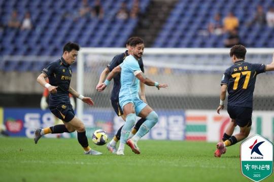 대구 세징야를 막으려는 광주 선수들. 사진[연합뉴스]