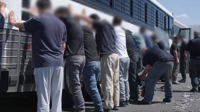 미국 이민세관단속국 ICE가 공개한 조지아주 배터리 공장 건설 현장의 한국인 직원 300여 명을 기습 단속·구금 영상 [사진 = ICE 홈페이지]