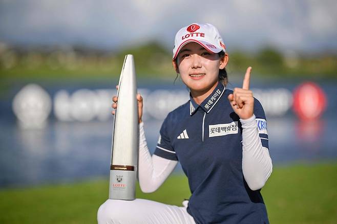 황유민이 LPGA투어 롯데챔피언십 우승 트로피와 함께 손가락 한개를 펼쳐보이며 자신의 LPGA투어 첫 우승을 기념하고 있다. AFP연합뉴스