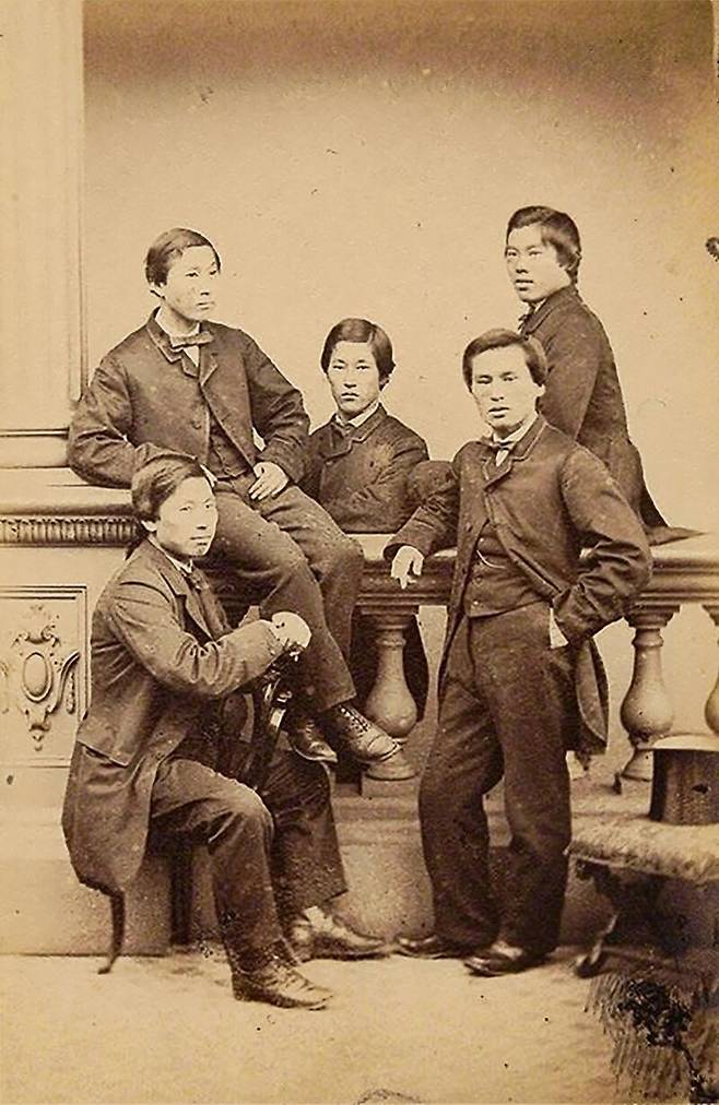 1863년 영국에 도착해 유니버시티 칼리지에서 공부하던 당시 조슈 5인방의 모습. 윗줄 제일 오른쪽이 이토 히로부미.