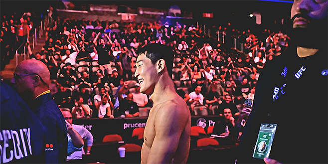 유주상이 2025년 6월 UFC 316 제3경기 페더급 1라운드 28초 KO승으로 제카 사라기를 압도한 후 미국 뉴저지주 뉴어크 프루덴셜 센터를 웃으며 떠나고 있다. 사진=Getty Images=연합뉴스 제공