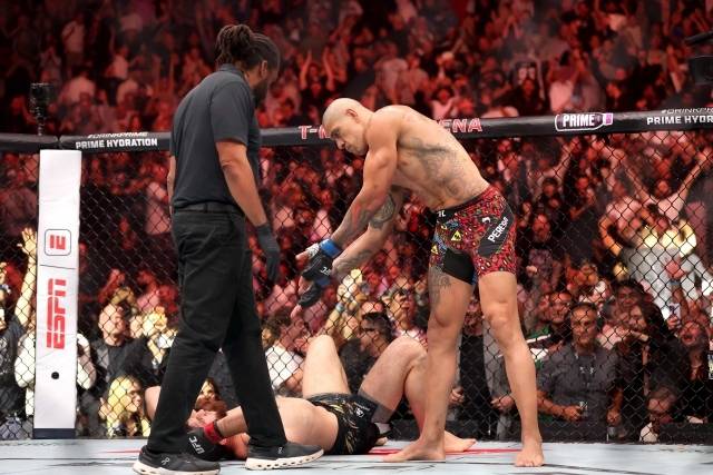 ‘불합리한 남자’ 알렉스 페레이라가 단 1분 20초 만에 게임을 끝냈다. 사진=AFP=연합뉴스