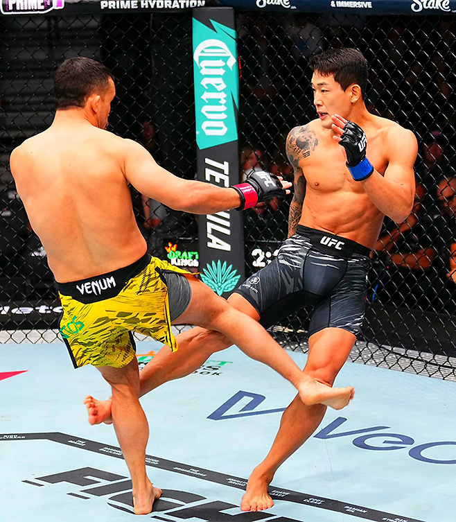 ‘좀비 주니어’ 유주상이 2025년 10월 미국 네바다주 패러다이스의 티모바일 아레나 UFC320 계약 체중 69.4㎏ Preliminary card 제3경기 다니에우 구스타부 곤자가 산투스를 상대하고 있다. 사진=TKO