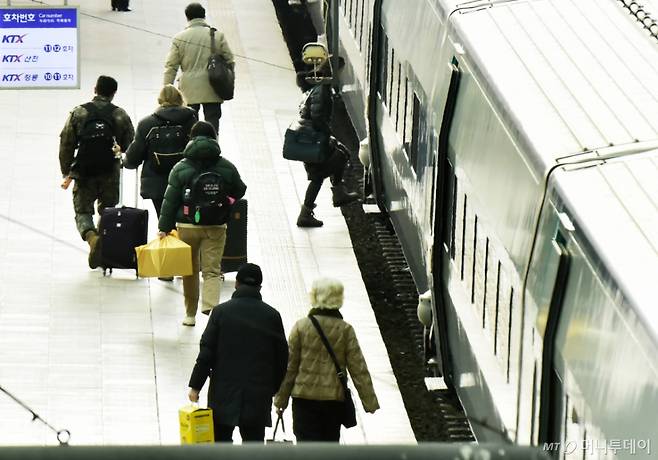 한국철도공사(코레일)가 일반 승객 대상으로 2025년 설 열차 승차권 예매를 시행한 가운데 8일 서울 중구 한강대로 서울역 KTX 플랫폼에 승객들이 정차된 열차에 승차를 하기 위해 이동하고 있다. /사진=머니S