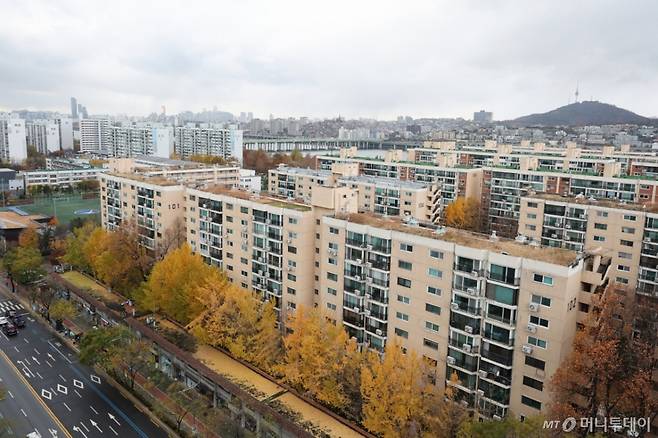 (서울=뉴스1) 신웅수 기자 = 압구정2구역에 최고 250m 높이의 2606가구 단지가 들어선다.  서울시는 지난 25일 제12차 도시계획위원회 수권분과소위원회를 개최해 압구정2구역 정비구역 및 정비계획 결정(변경)과 개발기본계획, 도시관리계획 결정(변경) 계획, 경관심의(안)를 '수정가결'했다고 25일 밝혔다.  현재 압구정동 일대에서는 미성, 현대, 한양 등의 아파트 1만여 가구가 6개 구역으로 나뉘어 재건축을 추진하고 있다.  압구정2구역은 1982년 준공된 현대아파트를 재건축하는 사업지로 재건축을 통해 용적률 300% 이하, 12개 동 2606가구(공공주택 321가구 포함), 최고 높이 250미터 이하 규모의 공동주택단지로 거듭날 전망이다.  사진은 26일 서울 강남구 압구정2구역의 모습. 2024.11.26/뉴스1  Copyright (C) 뉴스1. All rights reserved. 무단 전재 및 재배포,  AI학습 이용 금지. /사진=(서울=뉴스1) 신웅수 기자