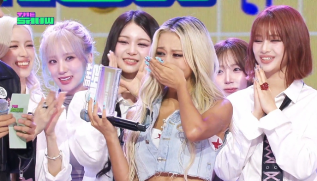 그룹 우주소녀 멤버 다영이 1위 트로피를 받고 눈물을 보였다. / SBS funE 'THE SHOW'