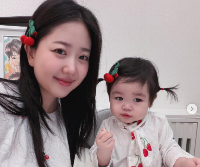 방송인 박수홍 아내 김다예와 딸 재이. /재이 소셜미디어 패션 계정