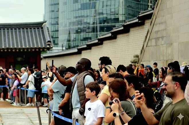 ‘케데헌 8경’으로 꼽히는 고궁에 미국 등 외국인들이 대거 몰려들고 있다.