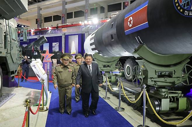 북한이 방위산업전시회 격인 무장장비전시회 ‘국방발전-2025’를 개최했다. 김정은 북한 국무위원장은 개막식 기념연설에서 한미 핵동맹 진화에 대응해 특수자산을 주요표적에 할당했다며 한국 영토가 안전할 수 있겠느냐는 위협을 쏟아내기도 했다. [평양 노동시문=뉴스1]