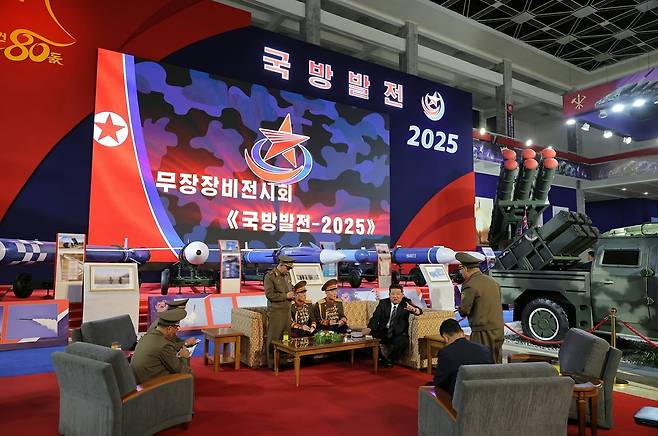 북한이 방위산업전시회 격인 무장장비전시회 ‘국방발전-2025’를 개최했다. 김정은 북한 국무위원장은 개막식 기념연설에서 한미 핵동맹 진화에 대응해 특수자산을 주요표적에 할당했다며 한국 영토가 안전할 수 있겠느냐는 위협을 쏟아내기도 했다. [평양 노동시문=뉴스1]