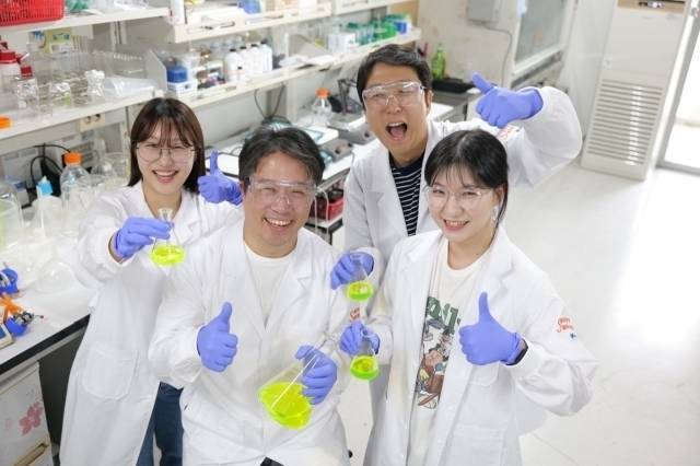 이해신 KAIST 석좌교수와 제품개발에 참여한 젊은 과학도들. 왼쪽부터 주헬렌 연구원, 이해신 교수, 양한열 연구원, 김은우 연구원.[KAIST 제공]