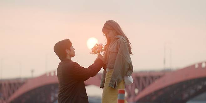 영화 ‘어쩌면 해피엔딩’ 제공