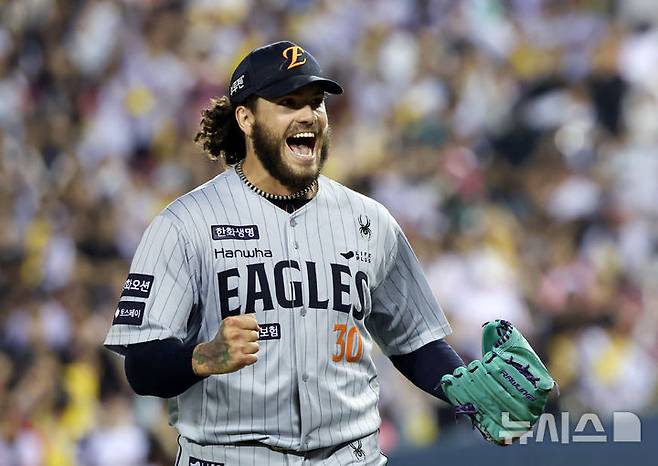 [서울=뉴시스] 김명년 기자 = 28일 서울 송파구 잠실야구장에서 열린 2025 KBO리그 한화 이글스와 LG 트윈스의 경기, 6회말 한화 선발 폰세가 이닝을 마치고 포효하고 있다. 2025.05.28. kmn@newsis.com