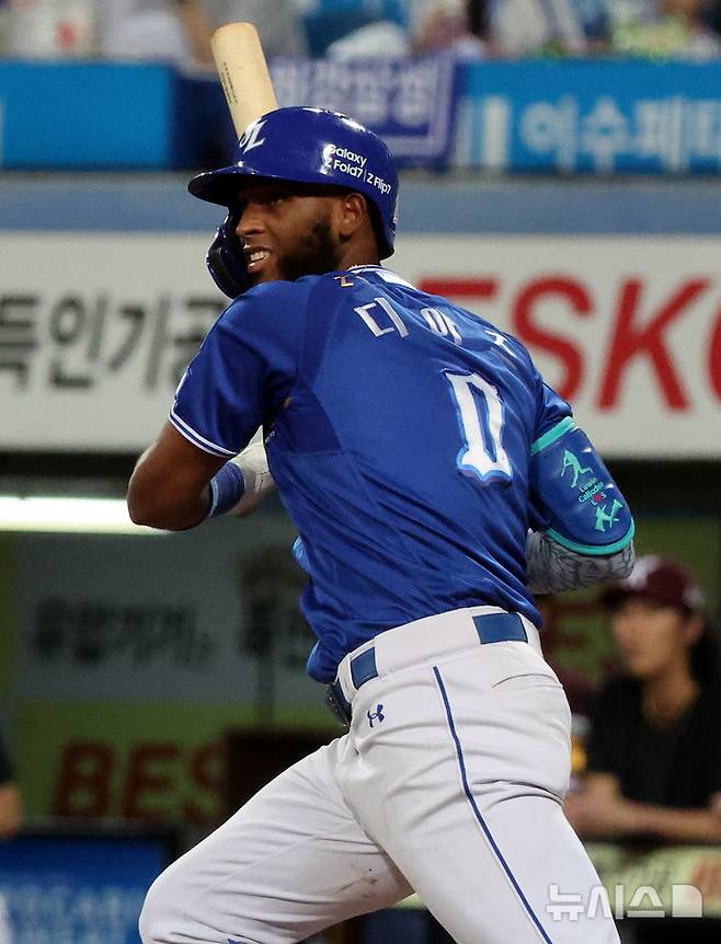 [대구=뉴시스] 이무열 기자 = 25일 대구 수성구 삼성라이온즈파크에서 열린 2025 신한 SOL 뱅크 KBO리그 키움 히어로즈와 삼성 라이온즈의 경기, 5회말 1사 주자 3루 상황에서 삼성 디아즈가 1타점 2루타를 치고 있다. 삼성 라이온즈의 외국인 타자 르윈 디아즈가 KBO리그 역대 한 시즌 최다 타점 신기록을 작성했다. 2025.09.25. lmy@newsis.com