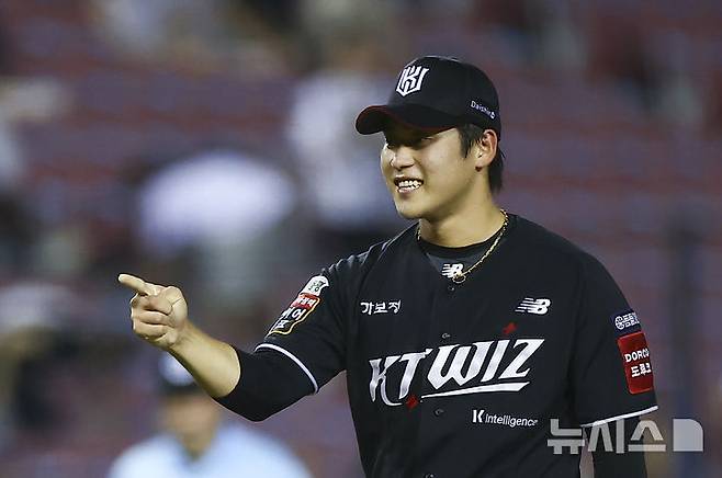 [서울=뉴시스] 김근수 기자 = 24일 서울 송파구 잠실야구장에서 열린 프로야구 '2025 신한 SOL 뱅크 KBO리그' KT 위즈와 두산 베어스의 경기에서 KT 위즈가 3-2로 승리를 거두고 KT 위즈 마무리 투수 박영현이 기뻐하고 있다. 2025.08.24. ks@newsis.com