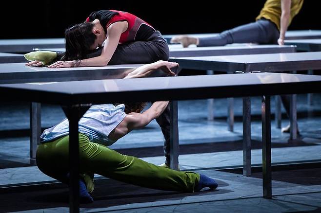 윌리엄 포사이스의 '하나의 편평한 것, 복제된'(OFTr) 슈타츠발레베를린(Staatsballett Berlin) 공연. (사진=국립현대무용단 제공) *재판매 및 DB 금지