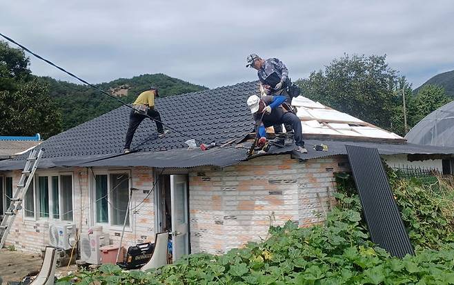[고창=뉴시스] 저소득층 가구 주거환경 개선을 위한 지난해 고창군의 '그린 리모델링' 사업을 통해 저소득층 가구의 단열지붕 교체공사가 진행 중이다. *재판매 및 DB 금지