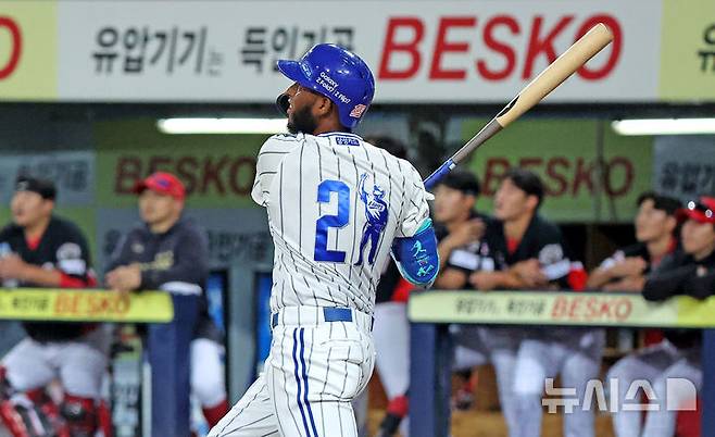 [대구=뉴시스] 이무열 기자 = 30일 대구 수성구 삼성라이온즈파크에서 열린 2025 신한 SOL 뱅크 KBO리그 KIA 타이거즈와 삼성 라이온즈의 경기, 1회말 1사 주자 1,3루 상황에서 삼성 디아즈가 스리런 홈런을 치고 있다. 2025.09.30. lmy@newsis.com