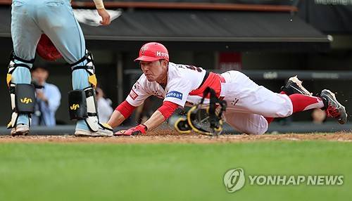 슬라이딩 시도하는 서건창 [연합뉴스 자료사진]